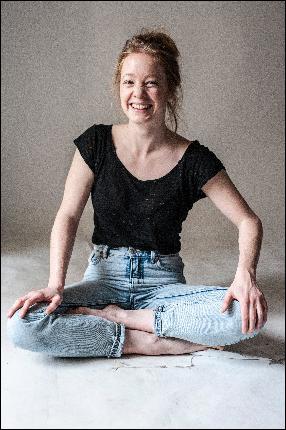 MV5BNzZjNzcxYmQtYjBh (2832x4256, 2595 k�...)